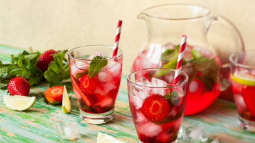 Zomerse sangria met witte wijn en aardbei