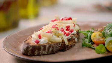 Bruschetta met geitenkaas en venkel Bruschetta met geitenkaas en venkel