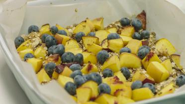 Verloren brood met nectarine en notencrumble uit de oven