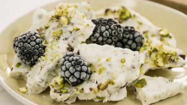 Frozen yoghurt bark met chocolade, braambessen en pistache Frozen yoghurt bark met chocolade, braambessen en pistache