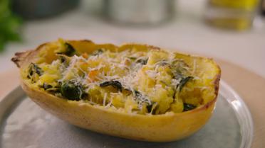 Gevulde spaghettipompoen met spinazie en tomaten van Sandra Bekkari Gevulde spaghettipompoen met spinazie en tomaten van Sandra Bekkari