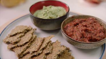 Courgettecrackers met 2 dipsausjes van Sandra Bekkari