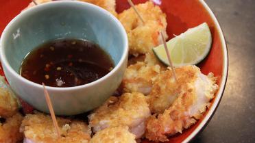 Hapje: gefrituurde scampi met chilisaus