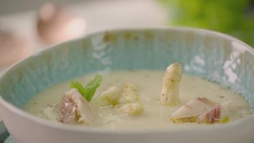 Asperge-muntsoep Open keuken met Sandra Bekkari: Asperge-muntsoep
