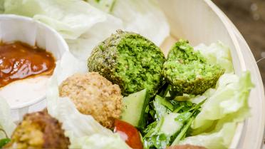 Loïc: Zot van Koken: Tricolore falafelballetjes met homemade ketchup en samoeraisaus