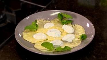 Carpaccio van ananas met platte kaassaus en honing