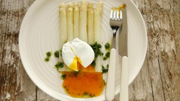 Asperges met gepocheerd eitje en peterselie-olie