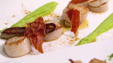 Sint-jacobsvruchten met foie gras en erwtenpuree