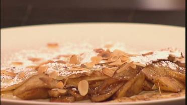 Flensjes met gebakken appel en amandelschilfers