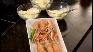 Gekookte langoustines met zelfgemaakte kruidenmayonaises