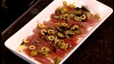 Gemarineerde tonijn met geuze, kappertjes en olijven