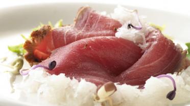 Halfgegaarde tonijn met wasabisausje