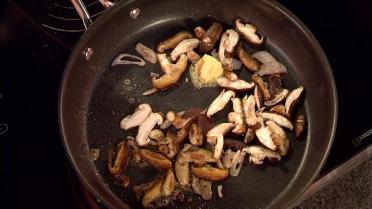 Gebakken kwartel met toast champignon en stiltonjus 