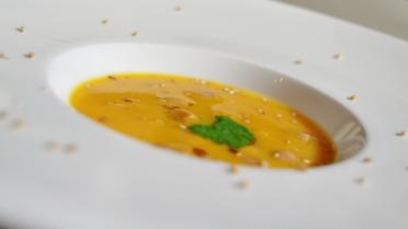 Pompoenroomsoep met foie-gras en truffelolie