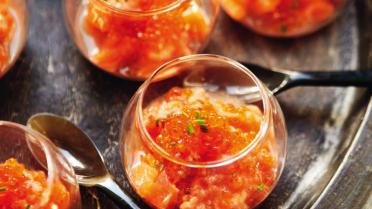 Rauwe zalm met zalmeitjes en tomaten