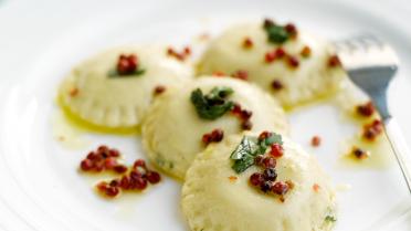 Ravioli con salmone affumicato in salsina di pepe rosa e prezzemolo (gevulde rav