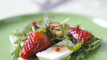 Salade met gemarineerde aardbeien en brie