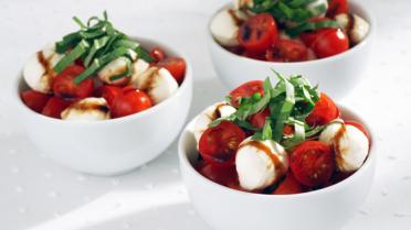 Salsa van tomaat en mozzarellaballetjes