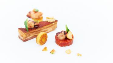 Speenvarken, octopus, tomaat, polenta, gepekelde champignons