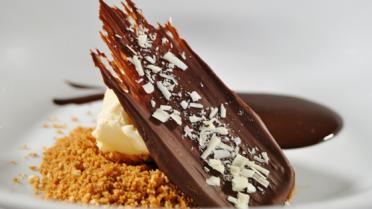 Vanille-ijs met 3 soorten chocolade en koekjescrumble