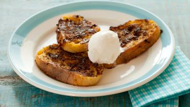 Verloren brood met bruine suiker en vanille-ijs