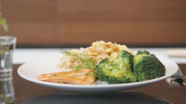 Volkorenpasta met zalm en broccoli