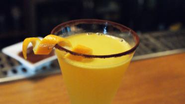 Cocktail met sinaasappel en vodka