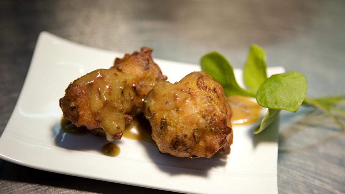 Beignets van rode ui, broccoli en appel met mosterd