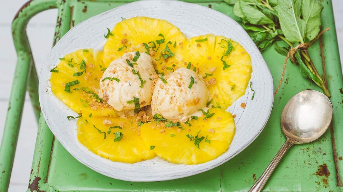 Carpaccio van ananas met gezouten karamelijs en munt