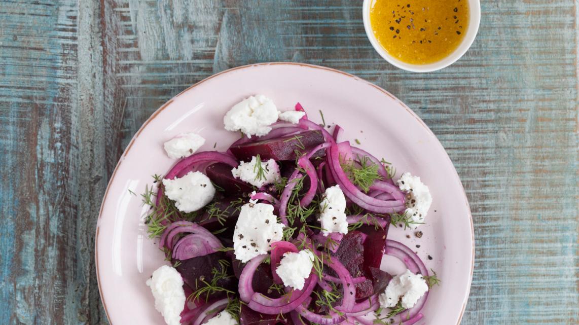 Salade van rode biet met dille en geitenkaas