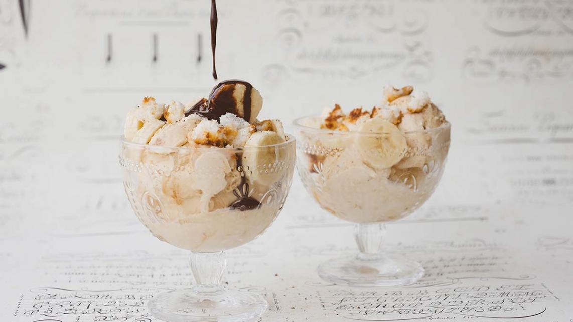 Coupe Banaan met chocoladesaus en kokos