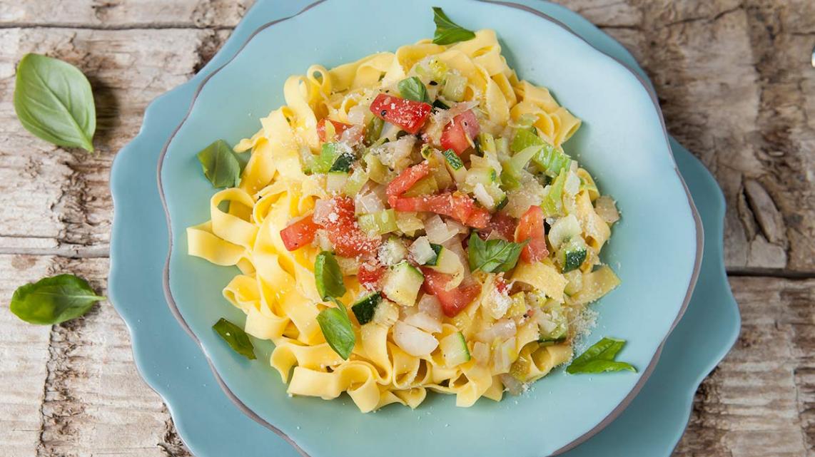 Vegetarische pasta met courgette en tomaat