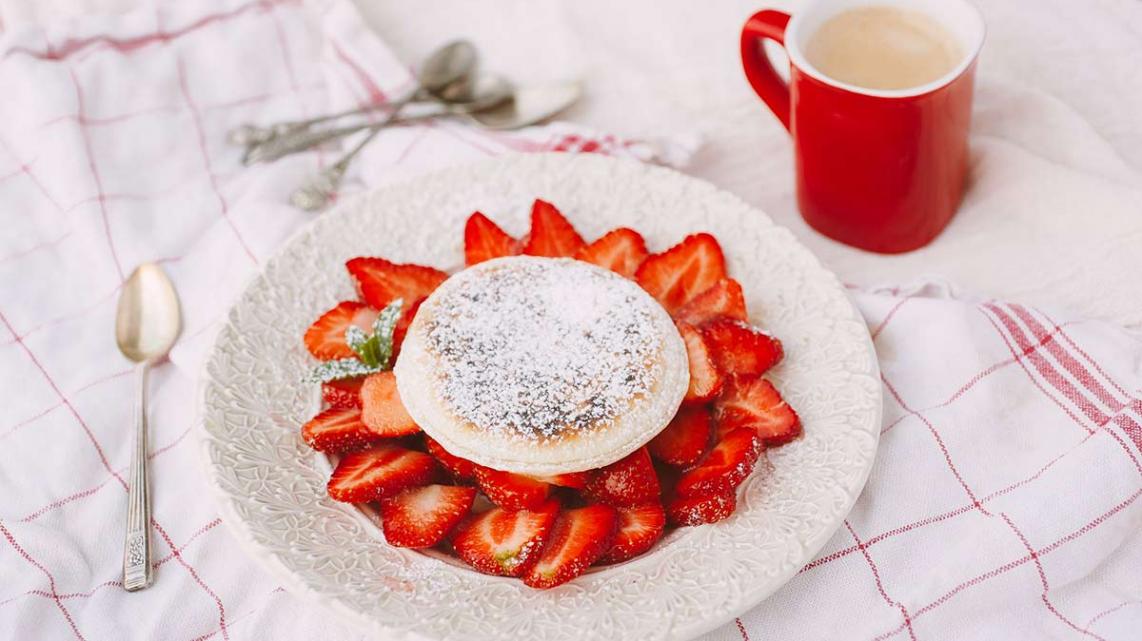 Aardbeien met gelei van citroenmelisse en bladerdeegkoekje