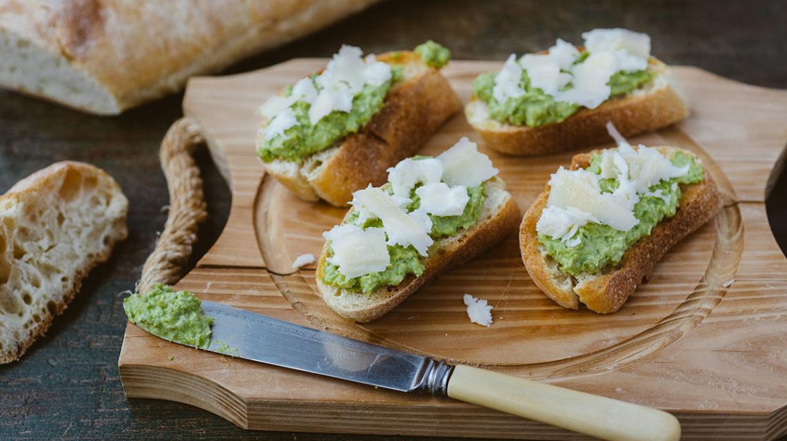 Bruschetta met erwtenpuree, mozzarella en pecorino