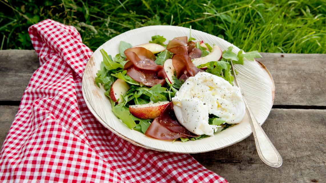 Salade van mozzarella met perzik