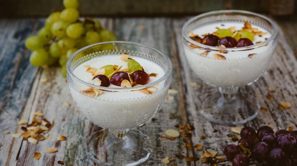 Panna cotta van amandelmelk en druiven