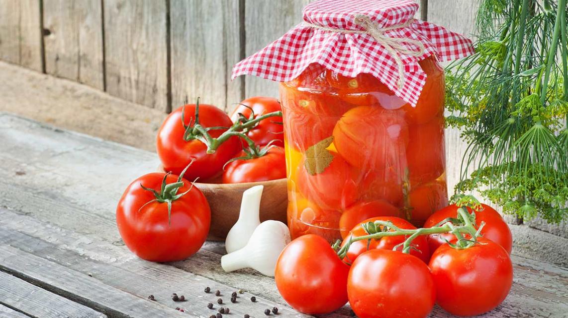 Zelf gepelde tomaten inmaken