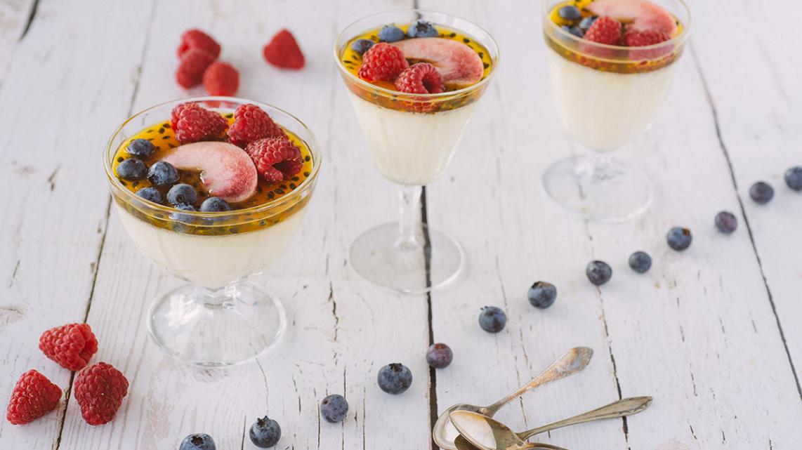 Panna cotta met caramel en vers fruit