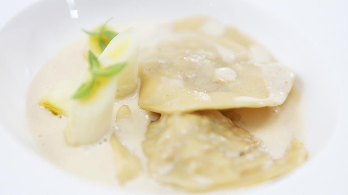 Ravioli van tijgergarnaal met kruidige roomsaus en verbena-olie