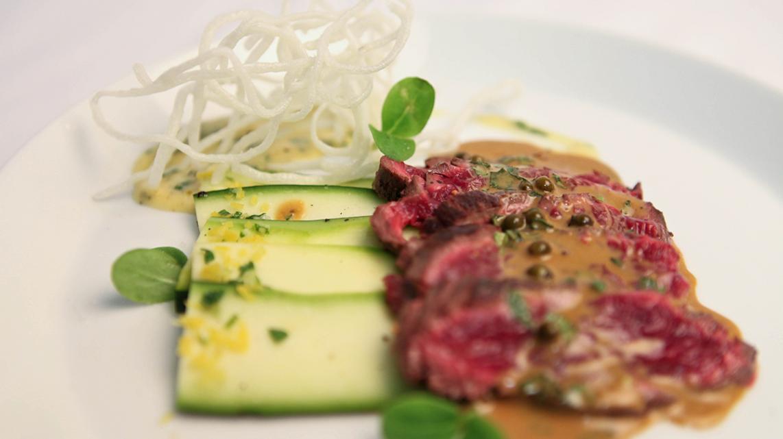 Onglet, peperroomsaus met dragon, peper-dragonmayonaise, gemarineerde courgette en rijstnoedels