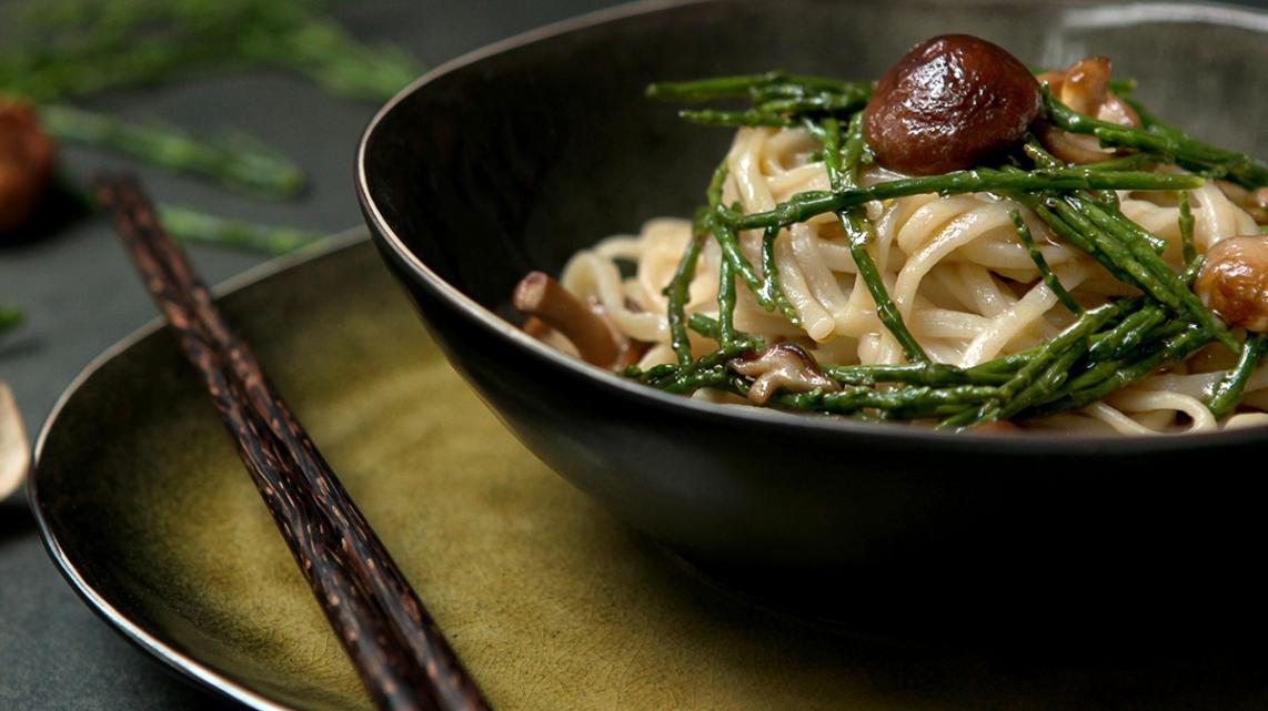 Udon noedels met zeekraal en kastanjechampigons