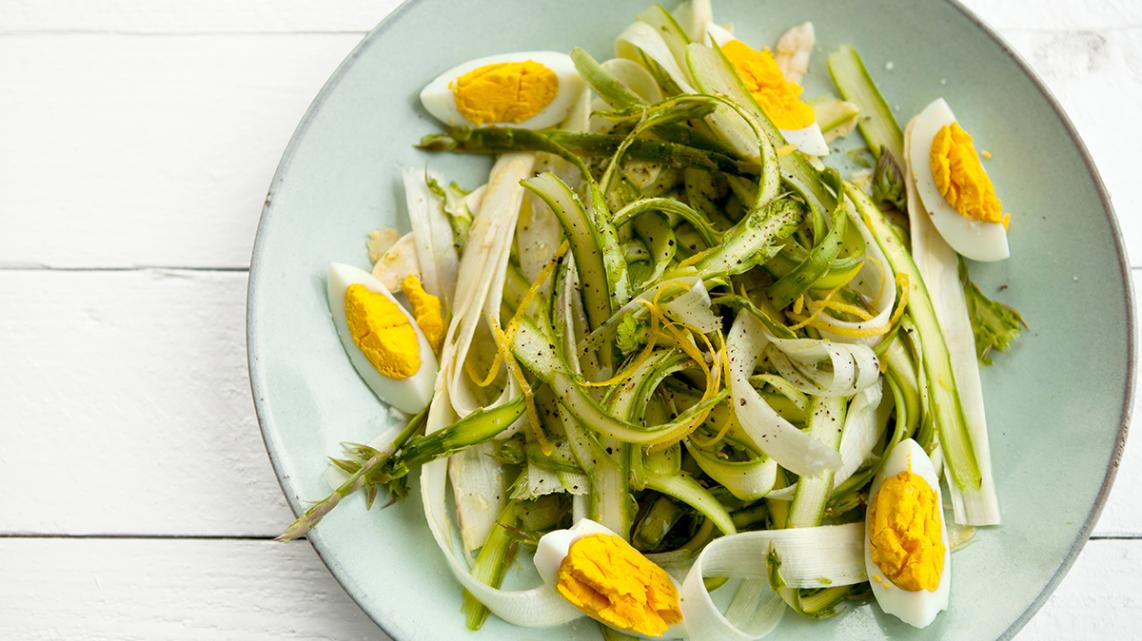 Salade van geschaafde asperges