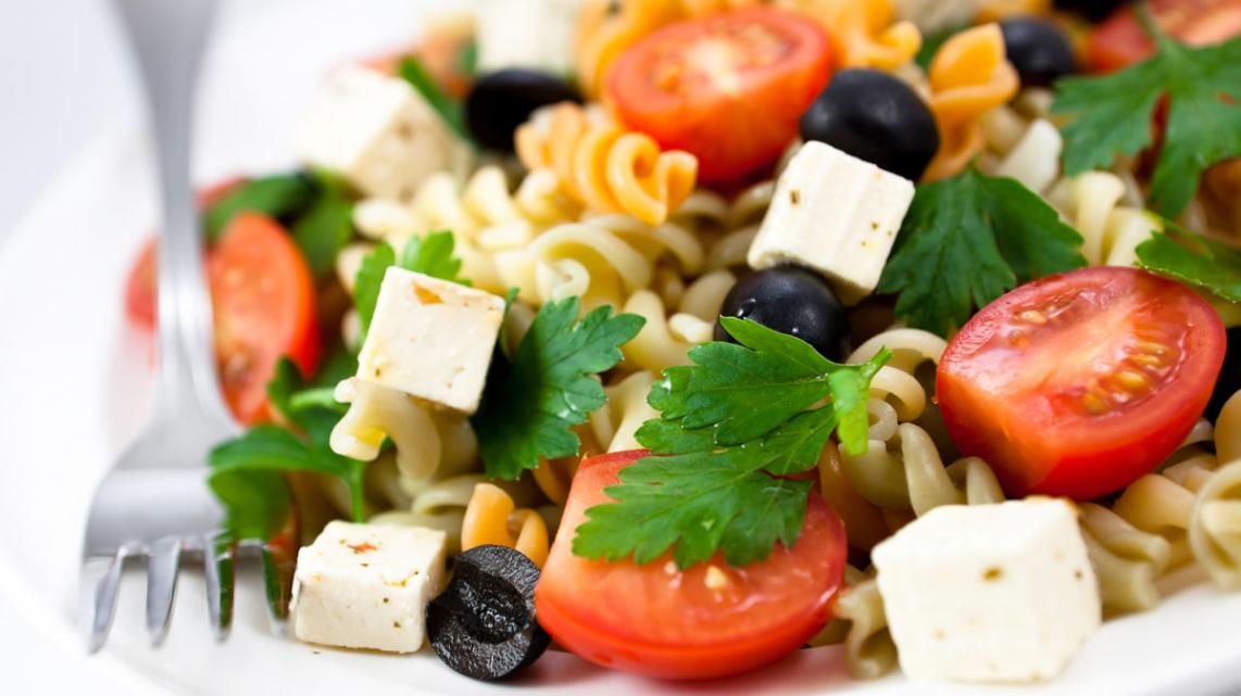 Zomerse pastasalade met citroen, pecorino en rucola