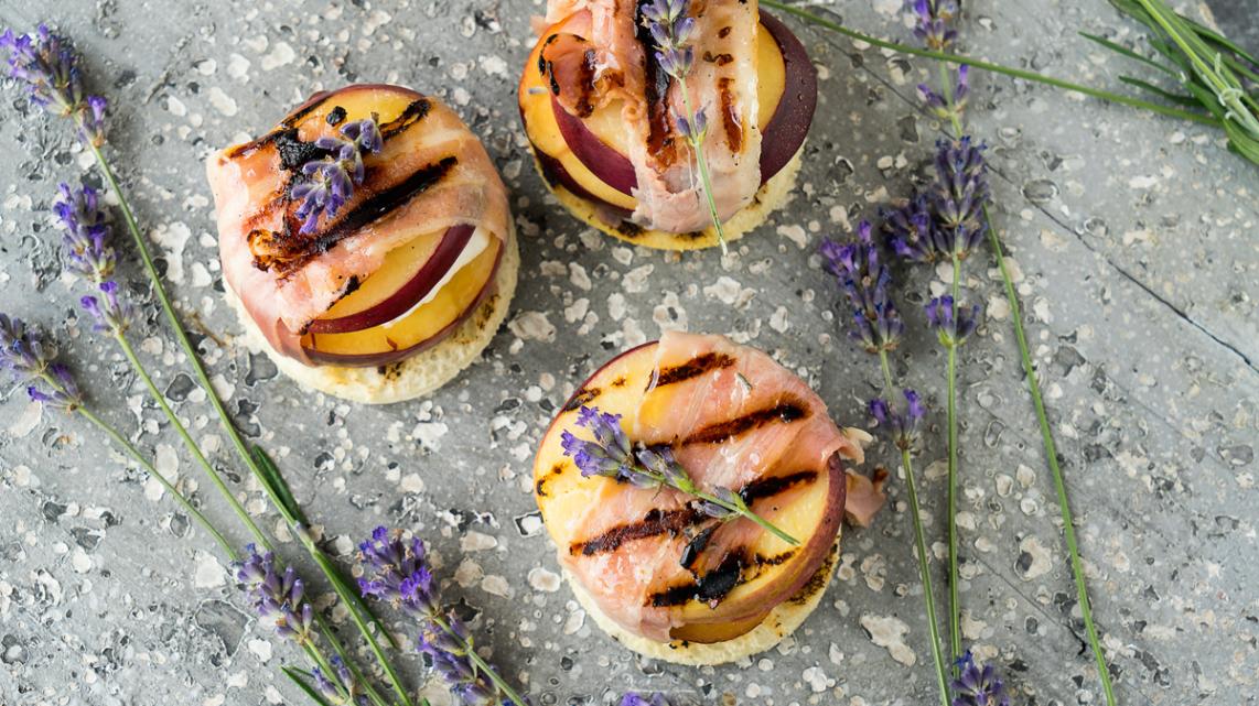 Gegrilde Franse perziken met spek, geitenkaas en lavendel
