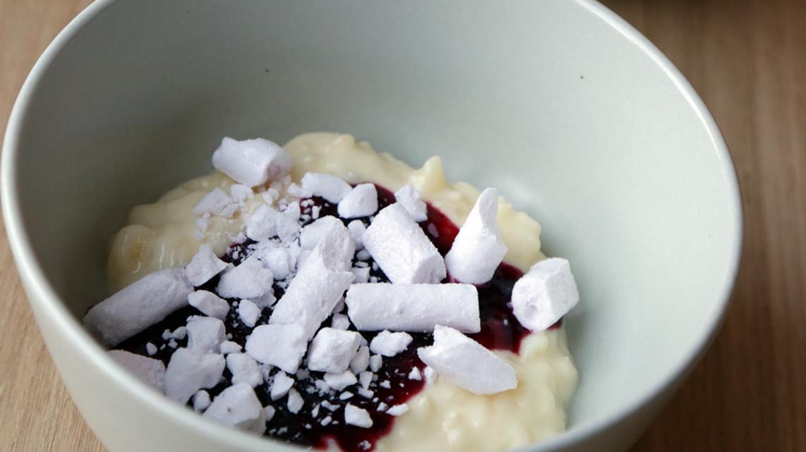 Rijstpap met confituur van rode vruchten en violet meringue