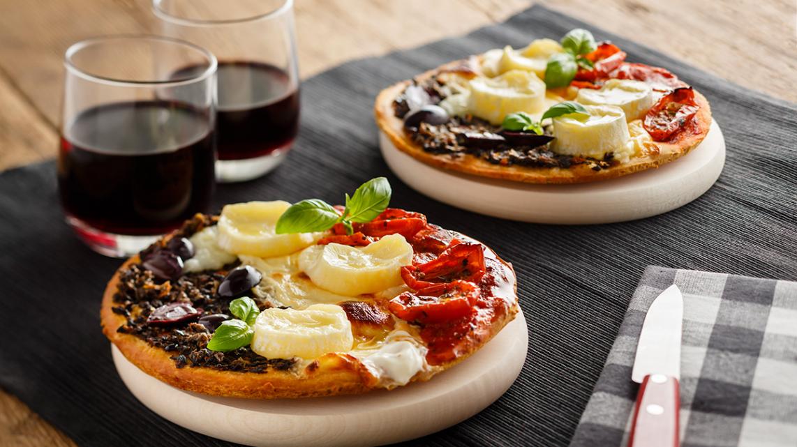 Pizza 'zwart geel rood' met Maredsous® kaas