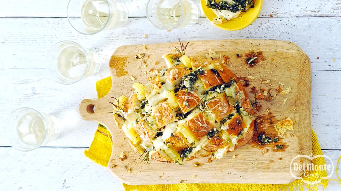 Uit de oven of op de barbecue: aperitiefbrood met ananas, kaas en look