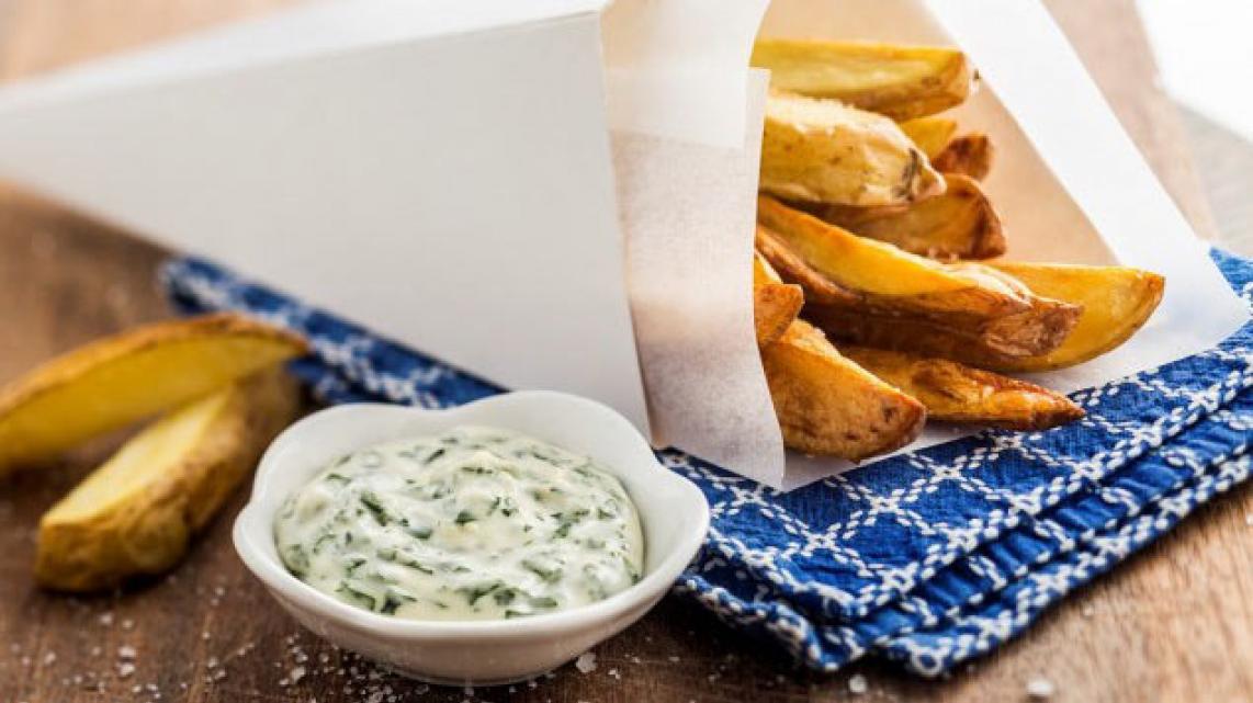 Frietjes uit de oven met light dipsaus