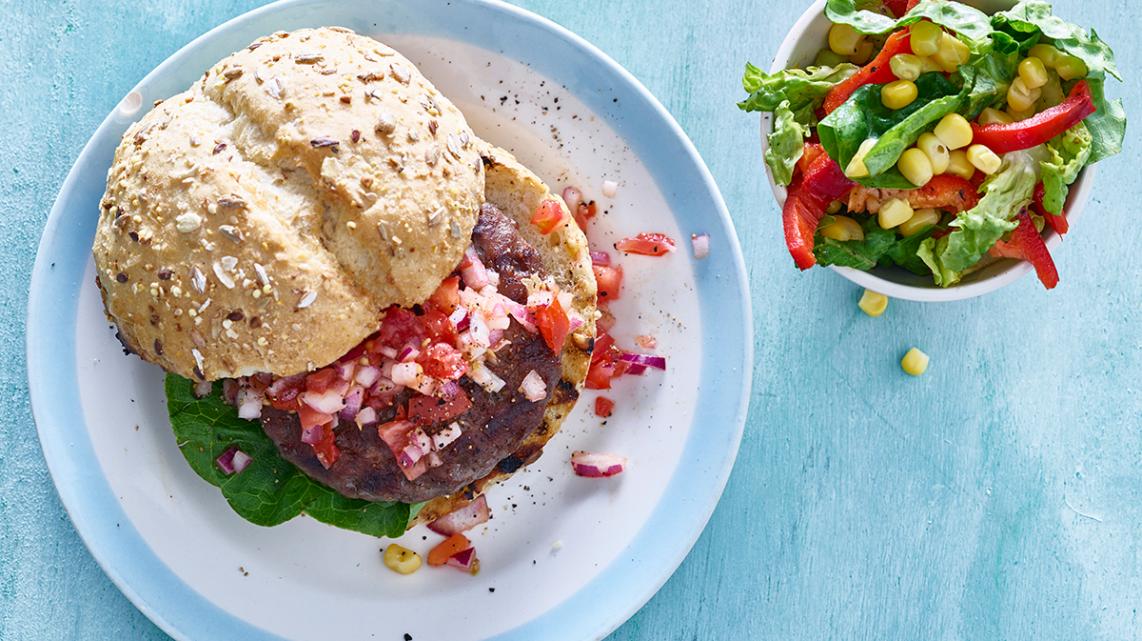 Hamburger met tomatensalsa