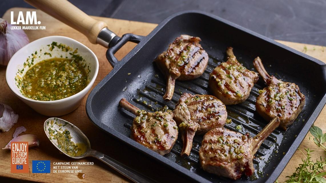 Gegrilde lamsribbetjes met chimichurri-salsa